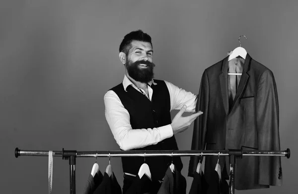 Scelta di moda. Uomo con barba in gilet da appendiabiti . — Foto Stock