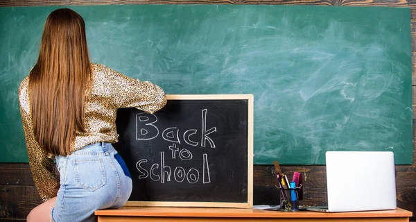 Kız kot etek okul giyim kuralları ihlal. Kara tahta yakınındaki sırt ve kalça öğrenci. Okul kıyafet. Öğrenci öğretmen mini etek seksi kalça tablo blackboard yazıt okula otur — Stok fotoğraf