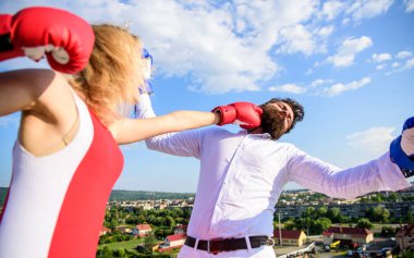 Onu kazanmak kavramı izin. Çift boks eldivenleri gökyüzü arka plan mücadele. Kız kendinden emin güç güç. Liderlik aile ilişkileri. Şeyler adam kadını mutlu etmek için ne yapabilirim. Onu geri etkili ipuçları kazanmak nasıl