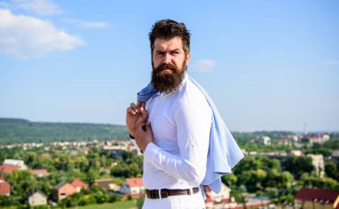 Erkek moda. Sakallı adam hipster beyaz resmi elbise görünüyor gökyüzü arka plan keskin. Sakal ve bıyık hipster çekici şık beyaz gömlek görünüyor. Şık kıyafet şık görünüm