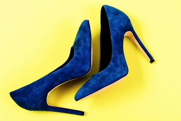 Концепция моды и красоты: пара синих туфель на высоком каблуке — стоковое фото