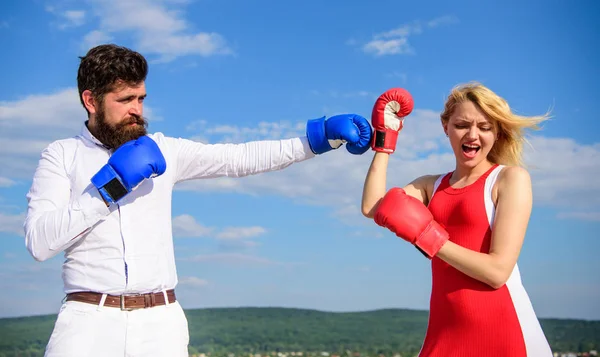 闘争の概念としての関係。男と女ボクシング グローブ青い空を背景に戦います。対立であなたの意見を守る。愛の戦いのカップル。日常闘争として家庭との関係 — ストック写真