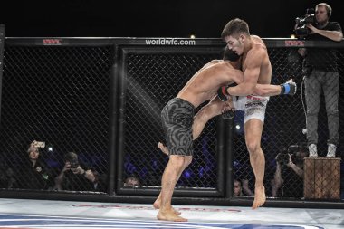 Kiev, Ukrayna-13 Mart 2017: Kiev, Ukrayna Spor Sarayı şampiyonluk yüzüğü dövüşte mma fighters mücadele