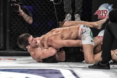 Kiev, Ukrayna-13 Mart 2017: Kiev, Ukrayna Spor Sarayı şampiyonluk yüzüğü dövüşte mma fighters mücadele