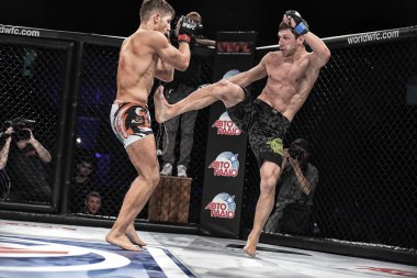 Kiev, Ukrayna-13 Mart 2017: Kiev, Ukrayna Spor Sarayı şampiyonluk yüzüğü dövüşte mma fighters mücadele