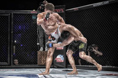Kiev, Ukrayna-13 Mart 2017: Kiev, Ukrayna Spor Sarayı şampiyonluk yüzüğü dövüşte mma fighters mücadele