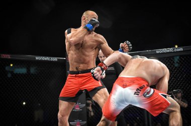 Kiev, Ukrayna-13 Mart 2017: Kiev, Ukrayna Spor Sarayı şampiyonluk yüzüğü dövüşte mma fighters mücadele