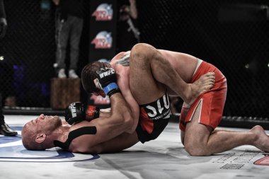 Kiev, Ukrayna-13 Mart 2017: Kiev, Ukrayna Spor Sarayı şampiyonluk yüzüğü dövüşte mma fighters mücadele
