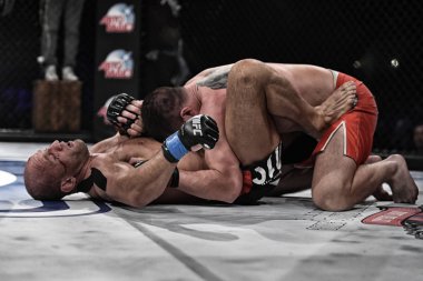 Kiev, Ukrayna-13 Mart 2017: Kiev, Ukrayna Spor Sarayı şampiyonluk yüzüğü dövüşte mma fighters mücadele