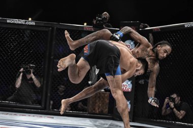 Kiev, Ukrayna-13 Mart 2017: Kiev, Ukrayna Spor Sarayı şampiyonluk yüzüğü dövüşte mma fighters mücadele