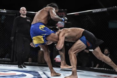 Kiev, Ukrayna-13 Mart 2017: Kiev, Ukrayna Spor Sarayı şampiyonluk yüzüğü dövüşte mma fighters mücadele