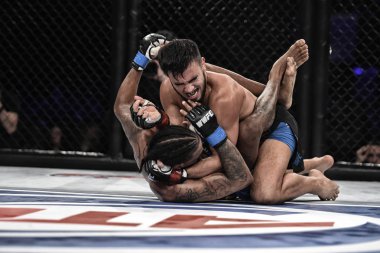 Kiev, Ukrayna-13 Mart 2017: Kiev, Ukrayna Spor Sarayı şampiyonluk yüzüğü dövüşte mma fighters mücadele