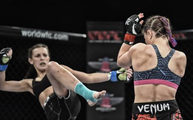 Kiev, Ukrayna-13 Mart 2017: mma kadın savaşçıları savaş, Kiev, Ukrayna powerfuf kızlar Spor Sarayı şampiyonluk yüzüğü dövüşte ya da kadın savaşçıları mma Şampiyonlar kemer için mücadele