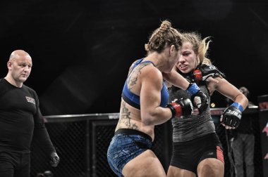 Kiev, Ukrayna-13 Mart 2017: mma kadın savaşçıları savaş, Kiev, Ukrayna powerfuf kızlar Spor Sarayı şampiyonluk yüzüğü dövüşte ya da kadın savaşçıları mma Şampiyonlar kemer için mücadele