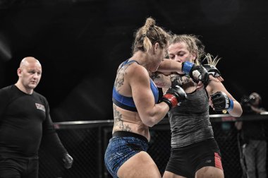 Kiev, Ukrayna-13 Mart 2017: mma kadın savaşçıları savaş, Kiev, Ukrayna powerfuf kızlar Spor Sarayı şampiyonluk yüzüğü dövüşte ya da kadın savaşçıları mma Şampiyonlar kemer için mücadele