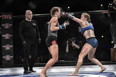 Kiev, Ukrayna-13 Mart 2017: mma kadın savaşçıları savaş, Kiev, Ukrayna powerfuf kızlar Spor Sarayı şampiyonluk yüzüğü dövüşte ya da kadın savaşçıları mma Şampiyonlar kemer için mücadele