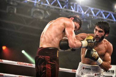 Kiev, Ukrayna - 16 Eylül 2017: Sparta boks Haritayı dahil altı sıralaması mücadele. Milli Güvenlik'Olimpiyskiy, Kiev, Ukrayna sıralaması için kavga sırasında halka tanımlanamayan bir boksörler