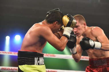 Kiev, Ukrayna - 16 Eylül 2017: Sparta boks Haritayı dahil altı sıralaması mücadele. Milli Güvenlik'Olimpiyskiy, Kiev, Ukrayna sıralaması için kavga sırasında halka tanımlanamayan bir boksörler