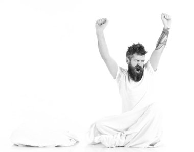 Kollarını uzatan sakallı hippi, enerjik ve başarılı bir maço.