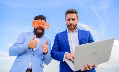Olay yönetimi sanayi. Meslek kurallarına aykırı davranış. Nasıl oyun Girişimcilik durdurmak ve ciddi bir iş olsun. İşadamı ile laptop iş ortağı saçma gözlük ciddi komik görünüyor
