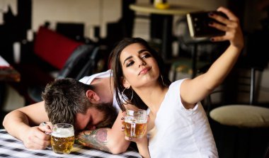 Büyük olay hatırlamak selfie al. Sarhoş arkadaşım dalga kadın. Selfie fotoğraf sarhoş erkek alarak kız. O onun için çok zayıf görünüyor. Adam sarhoş düşmek uykuda tablo ve tam bira Bardagı kızla