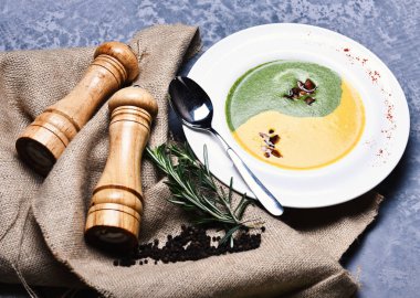 Yeşil ve sarı renkli yin yang işareti olarak püre