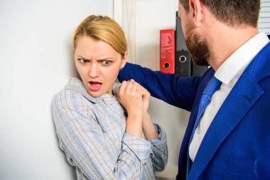 Kız kurban office şiddet kavramı. Patron kabul edilemez davranış bağımlı çalışan. Cinsel saldırı ve taciz işyerinde yaygınlığı. Tehdit şiddet davranışı patronun işçisi kadın korkuttu