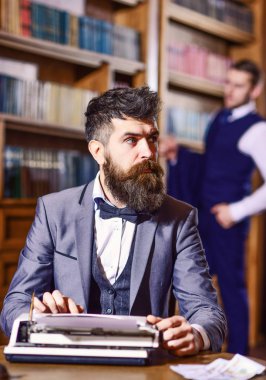 Sakallı yazar düşünceli yüz bir daktiloda yazmaya