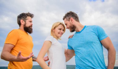 Erkek arkadaşın için olmanın yolları. İki erkek arasındaki kız stand. Çift ve reddedilen ortağı. Kadın erkek aldı. Rekabet kavramı seviyorum. Romantik ilişkiler başlatın. O seçimini yaptı