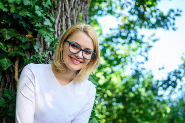 Ara ve dinlenme hak ediyor. Sarışın doğal manzara keyfini çıkarın. Özgür ve rahat hissediyorum. Kadın sarışın mola rahatlatıcı Park. Yeşil Doğa arka plan rahatlatıcı bir kız. Doğal güzellik kavramı