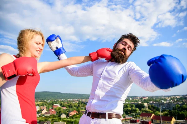 Relações familiares de liderança. Casal luvas de boxe lutar céu fundo. Coisas que o tipo pode fazer para fazer a mulher feliz. Como ganhá-la de volta dicas eficazes. Poder de força confiante menina. Deixe-a ganhar conceito — Fotografia de Stock