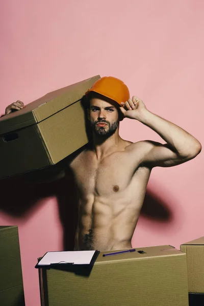 Tipo con el torso desnudo sostiene la caja en el hombro, espacio de copia. — Foto de Stock