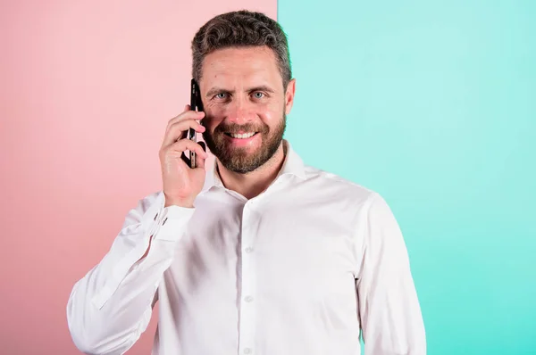 Ravi de t'entendre. Conversation mobile avec un ami. La communication mobile maintient des relations amicales. Possibilités de communication téléphonique. Homme parler à l'aide de smartphone. Homme barbu sourire téléphone d'appel visage — Photo