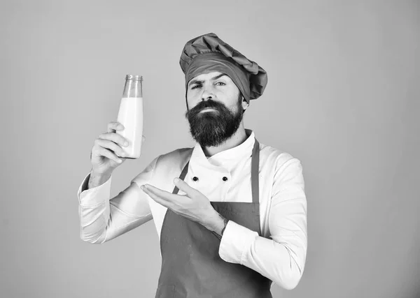 Cook büszke arc burgundi egyenruha bemutatja a tejet — Stock Fotó