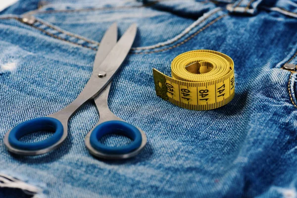 Fazendo roupas e conceito de design: alfaiates ferramentas em jeans — Fotografia de Stock