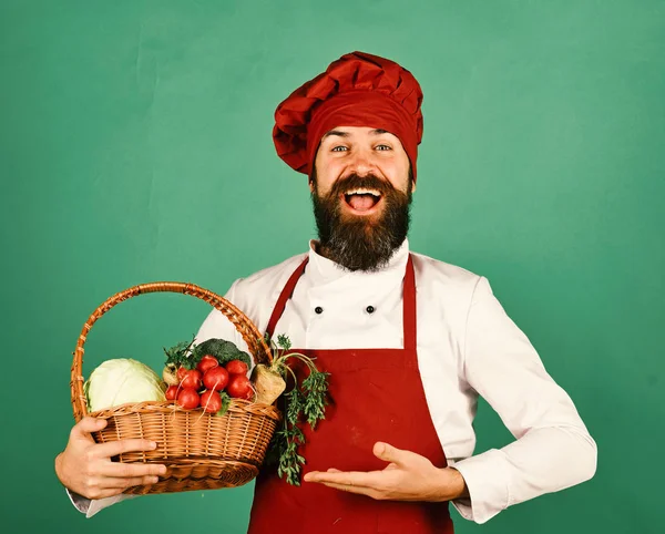 Yeşil zemin üzerine sakallı adam. Gülümsemek yüz ile pişirmek