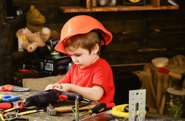 바쁜 꼬마 금속 세부 작업입니다. 테이블에서 작업 하는 보호 헬멧에 사이드 보기 소년 — 스톡 사진