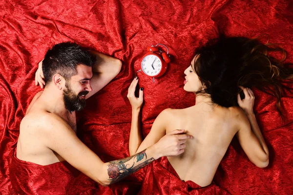 Para zakochanych w czerwonej pościeli. Mężczyzna i kobieta — Zdjęcie stockowe
