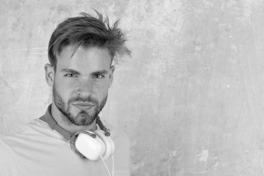 Avrupalı adam eğleniyor. Kulaklıklı, Amerikalı yakışıklı, sakallı adam..