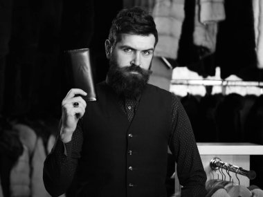 Alışveriş Merkezi siyah elbiseli adam. Siyah elbiseli adamla ciddi bir yüz kürk dükkanda