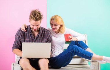 İlerleme göster bana. Kadın erkek çalışma sürecinde baktılar. Kız onu adam, eser destekler. Samimi bir ilgi. Dostum kız iken dizüstü ile çalışma yakın oturmak ve alkış çekmek ilâ