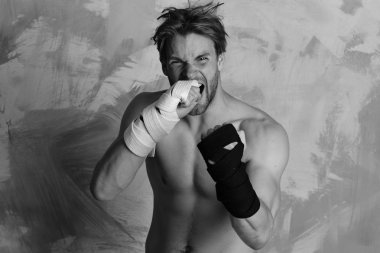 Boksör ya da karate savaş sanatları uygulamaları. Sağlıklı yaşam tarzı ve Japon sporu kavramı. Vahşi yüzü olan adam