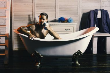 Adam sakal ve düşünceli yüz alarak banyo