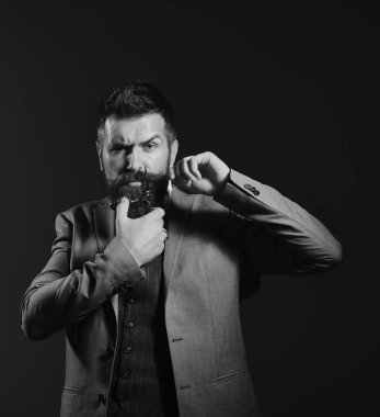 Uzun sakallı adam çelik makas tutuyor. Berber dükkanı reklamı.