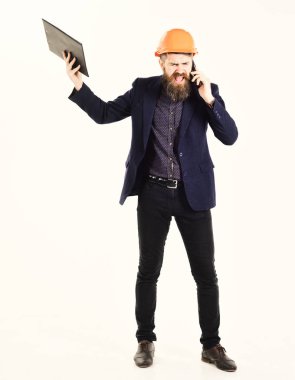 Kızgın Müfettiş iş planı tutar ve telefonla konuşurken bağırır. Kızgın Müfettiş kavramı