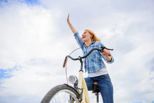 Dziewczyna jeździ rowerem na tle nieba. Wspieranie infrastruktury rowerowej. Rowerowe kultury i infrastruktury. Szczęśliwy twarz dziewczyna lubi jeździć na rowerze. Rowerowy eco transport przyjazny, Tanie i szybki sposób — Zdjęcie stockowe