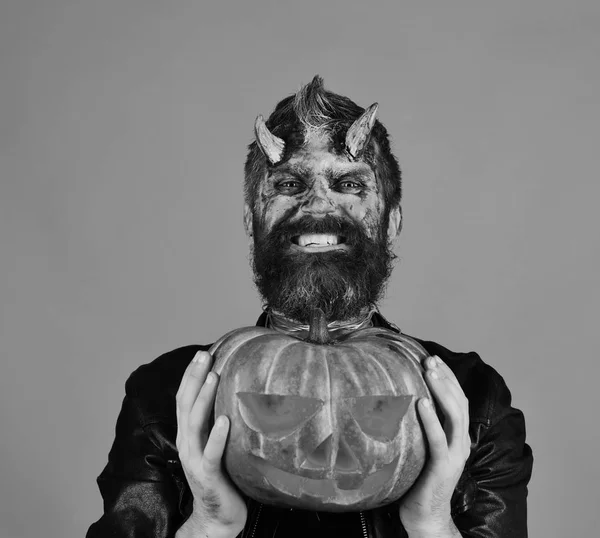 Diablo o monstruo con decoraciones de octubre. concepto de fiesta de Halloween. — Foto de Stock