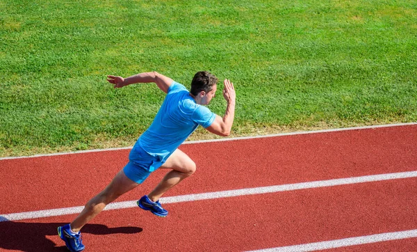 Atleta executar pista de fundo grama. Corredor em movimento. O homem atleta treina. Muitos corredores gostam do desafio de estender sua resistência sem ter que fazer o treinamento necessário para terminar a maratona — Fotografia de Stock