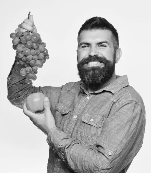 Weinbereitung und Herbstfruchtkonzept. Winzer mit fröhlichem Gesicht — Stockfoto