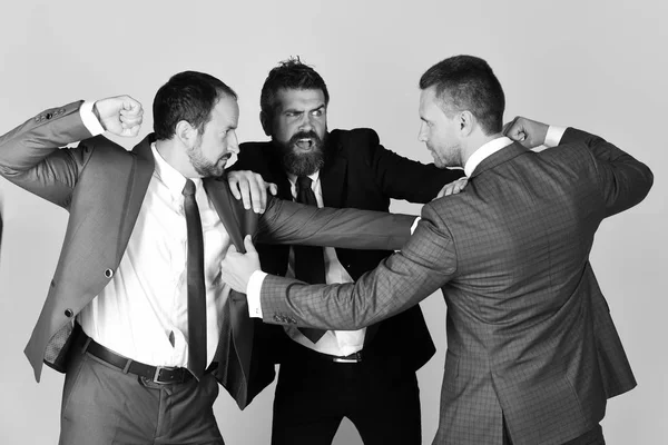 Homens com barba e rostos agressivos lutam pela liderança. — Fotografia de Stock